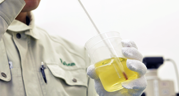 燃焼時に“炭化層”を形成し、延焼を抑える